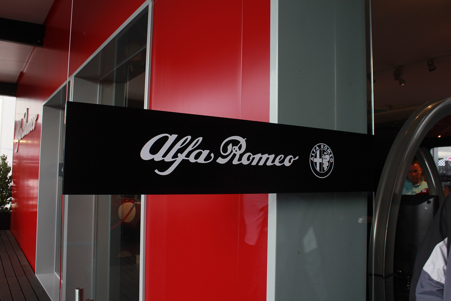 Cartello dello stand Alfa Romeo con nome e logo in bianco e nero