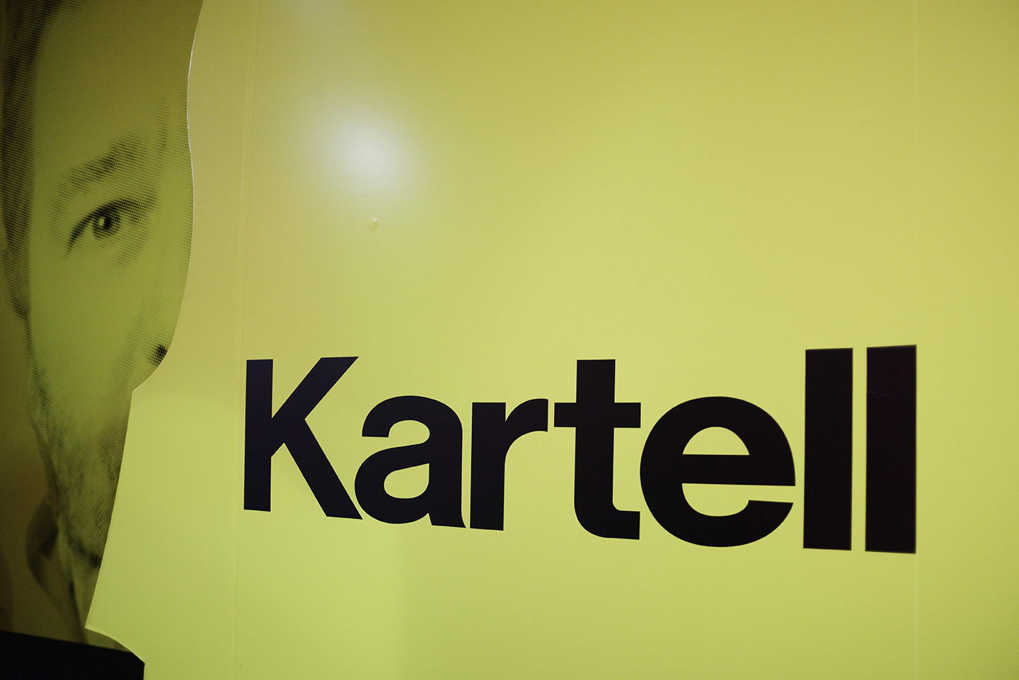 cartellone mostra del salone del mobile con logo kartell